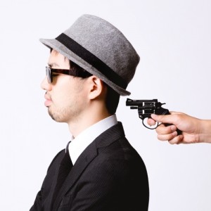 背後から狙われる画像