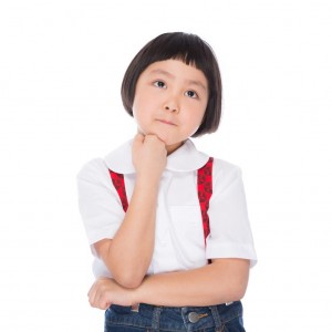 考える女の子の画像